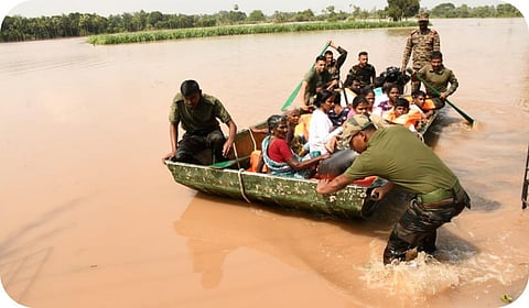 புதுச்சேரியில் வெள்ள மீட்பு மற்றும் நிவாரணப் பணிகளில் ஈடுபட்டுள்ள ராணுவ வீரர்கள்.