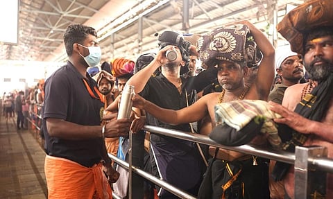 குளிர் பருவ நிலையை எதிர்கொள்ளும் வகையில் சபரிமலையில் பக்தர்களுக்கு வழங்கப்படும் மூலிகை குடிநீர்.