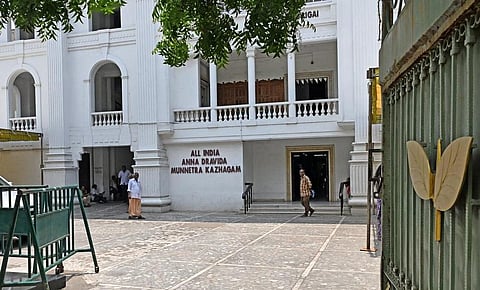 இரட்டை இலை சின்னம் வழக்கு: ஓபிஎஸ் தரப்பு கருத்தை கேட்க தேர்தல் ஆணையத்துக்கு ஐகோர்ட் உத்தரவு