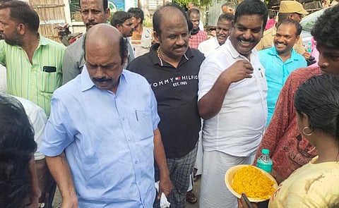 அரசூரில் பாதிப்புக்குள்ளான பகுதிக்குச் சென்று அப்பகுதி மக்களின் கோரிக்கைக் குறித்து கேட்டறியும் அமைச்சர் எ.வ.வேலு