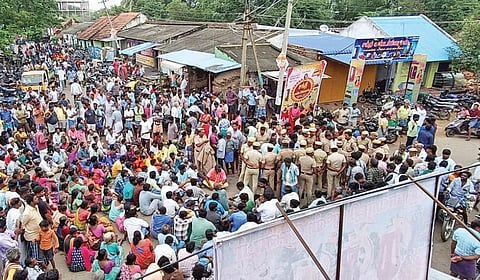 திருவெண்ணெய்நல்லூரில் அடிப்படை வசதிகள் கேட்டு பொதுமக்கள் சாலை மறியலில் ஈடுபட்டனர்.