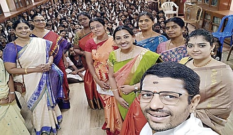 கர்னாடக இசை தொடர்பாக பள்ளியில் நடத்தப்பட்ட பயிற்சி பட்டறையில் பங்கேற்ற நித்ய மகாதேவன் உள்ளிட்டோர்.