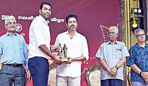 ‘எல்லோருக்குமான தலைவர் அம்பேத்கர்’ என்ற நூல் வெளியீட்டு விழா நந்தம்பாக்கம் வர்த்தக மையத்தில் நேற்று நடைபெற்றது. நூலை தமிழக வெற்றிக் கழக தலைவர் விஜய் வெளியிட்டார். அம்பேத்கரின் பேரன் ஆனந்த் டெல்டும்டே, உயர் நீதிமன்ற முன்னாள் நீதிபதி கே.சந்துரு, வாய்ஸ் ஆப் காமன்ஸ் நிறுவனர் ஆதவ் அர்ஜுனா, விகடன் குழும நிர்வாக இயக்குநர் பா.சீனிவாசன் ஆகியோர் உடன் இருந்தனர். | படம்: எஸ்.சத்தியசீலன் |