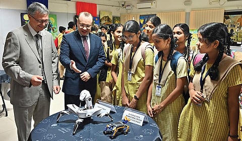 ரஷ்யாவின் சவுத் வெஸ்ட் மாநில பல்கலைக்கழகம், சென்னை ரஷ்ய அறிவியல் கலாச்சார மையம் சார்பில் நேற்று ‘ரோபோடிக்ஸ்' கண்காட்சி நடைபெற்றது. கண்காட்சியை ரஷ்ய துணை தூதர் வலேரி கோட்சேவ் தொடங்கி வைத்தார். உடன் உதவி துணை தூதர் அலெக்சாண்டர் டோடோனோவ். | படம்: எஸ்.சத்தியசீலன் |