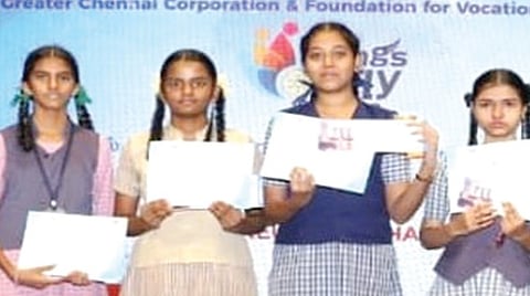 சென்னை மாநகராட்சி சார்பில் கல்வி சுற்றுலாவாக சிங்கப்பூர் அழைத்துச் செல்ல தேர்ந்தெடுக்கப்பட்டுள்ள மாநகராட்சி பள்ளி மாணவ, மாணவியர்.