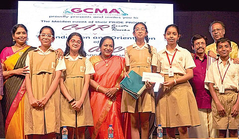 ‘மாணவ கர்னாடக இசைத் தூதுவர்' அடையாள அட்டையைப் பெறும் பள்ளி மாணவர்கள். (உடன்) இசைக் கலைஞர்கள் சசிகிரண், நித்ய மகாதேவன் உள்ளிட்டோர். | படம்: எல்.சீனிவாசன் |