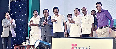 வேலூரில் நறுவீ மருத்துவமனை மற்றும் ‘தி இந்து’ நாளிதழ் இணைந்து நடத்திய ‘ஆரோக்கியமான இந்தியா, மகிழ்ச்சியான இந்தியா’ நிகழ்வை தொடங்கிவைத்தார் துணை முதல்வர் உதயநிதி ஸ்டாலின். உடன், அமைச்சர்கள் துரைமுருகன், மா.சுப்பிரமணியன், ஆர்.காந்தி, நறுவீ மருத்துவமனை தலைவர் ஜி.வி.சம்பத், `தி இந்து' குழும இயக்குநர் என்.ராம், தலைமை செயல் அதிகாரி எல்.வி.நவ்நீத் உள்ளிட்டோர்.