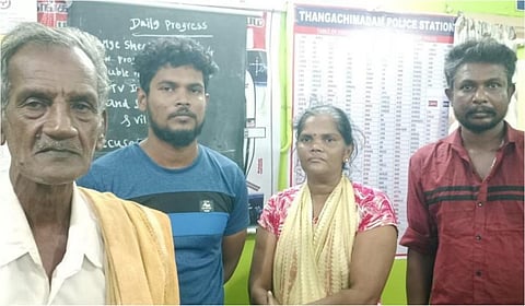 சட்டவிரோதமாக படகில் இலங்கை செல்ல முயன்ற 4 இலங்கை தமிழர்களை போலீஸார் கைது செய்தனர்.