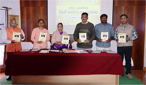 உதகையில் நடந்த கருத்தரங்கில் தேனீ வளர்ப்பு குறித்த புத்தகம் வெளியிடப்பட்டது.
