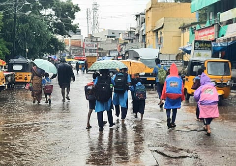 கனமழை எச்சரிக்கை: புதுச்சேரி, காரைக்காலில் பள்ளி, கல்லூரிகளுக்கு வியாழக்கிழமை விடுமுறை