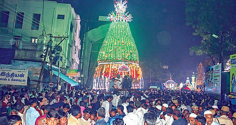 நாகூர் ஆண்டவர் தர்கா கந்தூரி விழாவையொட்டி நேற்று இரவு நடைபெற்ற சந்தனக்கூடு ஊர்வலம்.