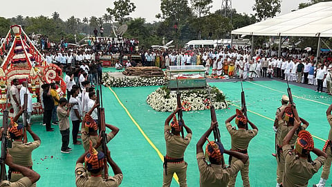 கர்நாடகா முன்னாள் முதல்வர் எஸ்.எம்.கிருஷ்ணா உடல் அரசு மரியாதையுடன் தகனம்