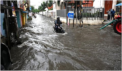 சென்னை வடபழனி பிரான் தெருவில் தேங்கியுள்ள மழைநீரில் ஊர்ந்தபடி இருசக்கர வாகனத்தை ஓட்டிவரும் வாகன ஓட்டி | படம்: பி.வேளாங்கண்ணிராஜ்