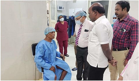 கிண்டி கலைஞர் நூற்றாண்டு உயர்சிறப்பு மருத்துவமனையில் அறுவை சிகிச்சை செய்யப்பட்ட நபரிடம் அவருக்கு வழங்கப்பட்ட சிகிச்சை குறித்து அமைச்சர் மா.சுப்பிரமணியன் கேட்டறிந்தார்.