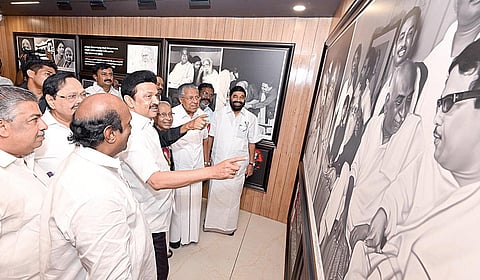 கேரள மாநிலம் வைக்கத்தில் தமிழக அரசால் புதுப்பிக்கப்பட்ட பெரியார் நினைவகத்தை திறந்து வைத்து பார்வையிட்ட முதல்வர் ஸ்டாலின். உடன் கேரள முதல்வர் பினராயி விஜயன், தி.க.தலைவர் கி.வீரமணி, இருமாநில அமைச்சர்கள் உள்ளிட்டோர்.