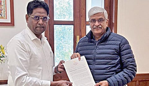 மத்திய சுற்றுலா மற்றும் கலாச்சாரத் துறை அமைச்சர் கஜேந்திர சிங் ஷெகாவத்திடம், தமிழ் கல்வெட்டுகளை பதிப்பிக்க கோரி திமுக எம்.பி. என்.ஆர்.இளங்கோ மனு அளித்தார்.