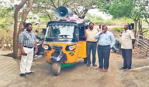 கடலூர் கோண்டூர் பகுதியில் மாவட்ட நிர்வாகம் சார்பில் பொதுமக்களுக்கு ஒலிப்பெருக்கி மூலம் வெள்ள அபாய எச்சரிக்கை தெரிவிக்கப்பட்டது.