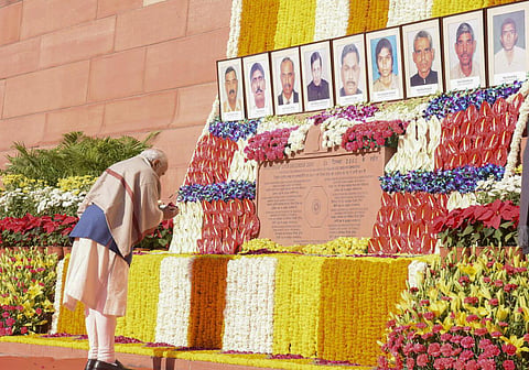 நாடாளுமன்றம் தாக்கப்பட்டதன் 23-ம் ஆண்டு தினம் - உயிர்நீத்தவர்களுக்கு பிரதமர் மோடி உள்ளிட்டோர் அஞ்சலி