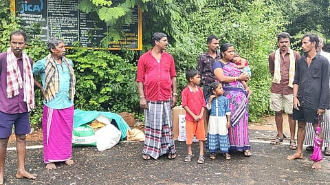 கல்லாற்றில் ஏற்பட்ட வெள்ளப்பெருக்கால் தங்கள் ஊருக்கு திரும்ப முடியாமல் பல மணி நேரம் காத்திருந்த சின்னூர் கிராம மக்கள்.