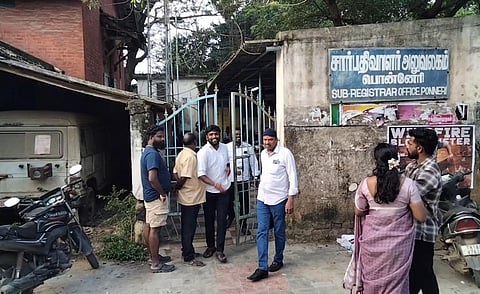 பொன்னேரி சார் பதிவாளர் அலுவலகத்தில் லஞ்ச ஒழிப்புத் துறை போலீஸார் அதிரடி சோதனை