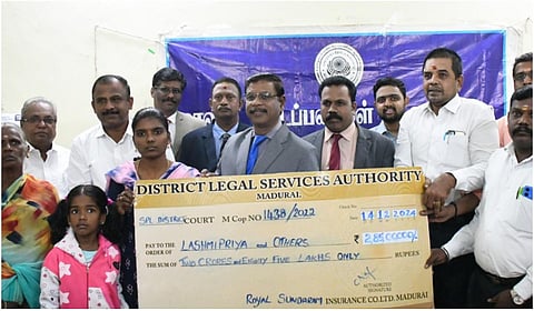 வாகன விபத்து வழக்கில் பாதிக்கப்பட்டோருக்கு ரூ. 2 கோடியே 85 லட்சத்துக்கான காசோலையை மாவட்ட முதன்மை நீதிபதி சிவகடாட்சம் வாங்கினார் | படம்: எஸ்.கிருஷ்ணமூர்த்தி