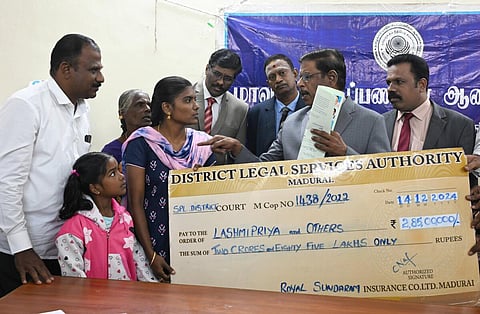 மதுரை மாவட்ட நீதிமன்றத்தில் சனிக்கிழமை நடந்த லோக் அதாலத் - ல் தீர்க்கப்பட்ட தொகை ஒப்படைப்பு | படம்: மூர்த்தி