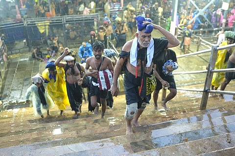 சபரிமலையில் ஐயப்பனை தரிசிப்பதற்காக படியேறி வரும் பக்தர்கள்.