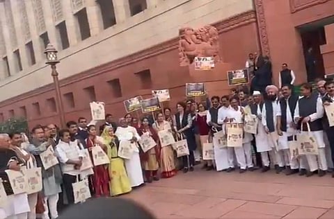 வங்கதேச இந்துக்களுக்கு ஆதரவாக நாடாளுமன்ற வளாகத்தில் எதிர்க்கட்சி எம்பிக்கள் ஆர்ப்பாட்டம்
