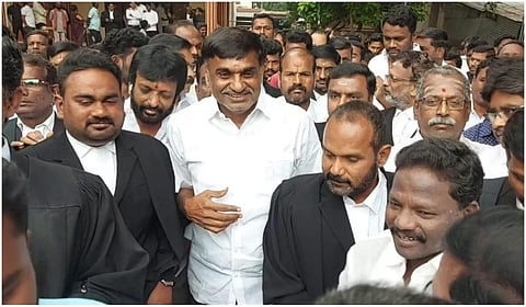 தேர்தல் வழக்கில் அதிமுக முன்னாள் அமைச்சர் கே.சி.வீரமணி திருப்பத்தூர் நீதிமன்றத்தில் ஆஜரானார்.