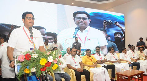 மதுரையில் நடைபெற்ற திமுக தகவல் தொழில்நுட்ப அணி ஆலோசனை கூட்டத்தில் அமைச்சர் டி.ஆர்.பி.ராஜா உள்ளிட்டோர். | படம்:எஸ்.கிருஷ்ணமூர்த்தி.