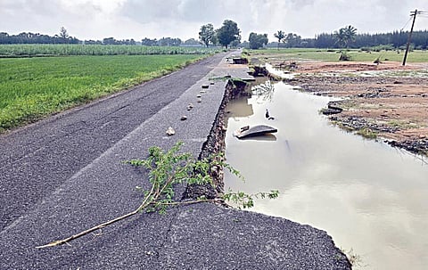 கனமழை காரணமாக விழுப்புரம் மாவட்டம் அரகண்டநல்லூர் அருகேயுள்ள முகையூரில் சேதமடைந்துள்ள சாலை.