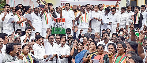 மத்திய பாஜக அரசின் செயல்பாடுகளை கண்டித்து காங்கிரஸ் சார்பில் ஆளுநர் மாளிகை முற்றுகை போராட்டம் சைதாப்பேட்டை பனகல் மாளிகை அருகே நேற்று நடைபெற்றது.மாநிலத் தலைவர் செல்வப்பெருந்தகை, மூத்த தலைவர்கள் பீட்டர் அல்போன்ஸ், கிருஷ்ணசாமி உள்ளிட்டோர் பங்கேற்றனர்.படம்:எஸ். சத்தியசீலன்