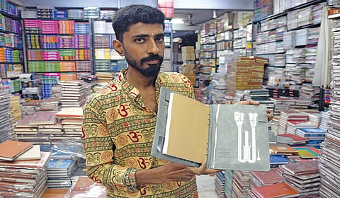 கோவையில் பவர் பேங்க் வசதியுடன் விற்பனைக்கு வந்துள்ள டைரியை காட்டும் விற்பனையாளர்.