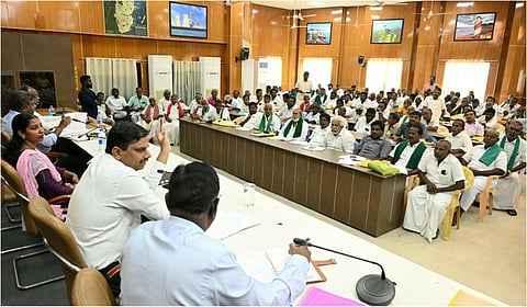 தூத்துக்குடி மாவட்ட ஆட்சியர் அலுவலகத்தில் நடைபெற்ற விவசாயிகள் குறைதீர் நாள் கூட்டத்தில் மாவட்ட ஆட்சியர் க.இளம்பகவத் பேசினார் | படம்: என்.ராஜேஷ்