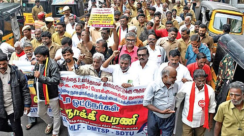 பைக் டாக்சியை தடை செய்யக்கோரி, சென்னை கோட்டை நோக்கி பேரணியாக சென்ற ஆட்டோ ஒட்டுநர்கள். | படம்: ம.பிரபு |