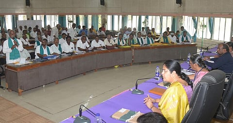 திண்டுக்கல்லில் நடந்த விவசாயிகள் குறைதீர் கூட்டத்தில் பேசிய ஆட்சியர் பூங்கொடி.