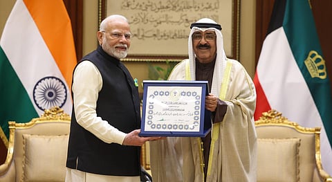 குவைத்தின் உயரிய விருதான ‘தி ஆர்டர் ஆஃப் முபாரக் அல் கபீர்’-ஐ பிரதமர் மோடிக்கு வழங்கிய மன்னர்