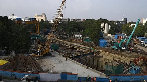 தி.நகரில் மெட்ரோ ரயில் பணியின்போது ரசாயன கசிவு: வீட்டின் தரை பகுதி மண்ணில் புதைந்தது
