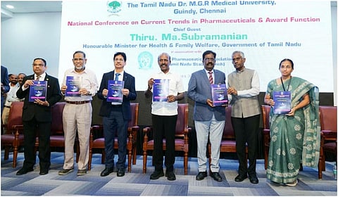 தமிழ்நாடு டாக்டர் எம்ஜிஆர் மருத்துவப் பல்கலைக்கழகத்தில் நடந்த தேசிய மருந்தாளுநர் மாநாட்டில் அறிவியல் மலரினை அமைச்சர் மா.சுப்பிரமணியன் வெளியிட்டார்.