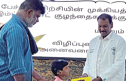காக்ளியர் இம்ப்ளான்ட் அறுவை சிகிச்சை செய்துகொண்டு செவிப்
புலன் வாய்மொழி சிகிச்சைக்கு தவறாமல் வந்த குழந்தைக்கு ‘டீன்’ அருள் சுந்தரேஷ் குமார், பரிசு வழங்கினார்.