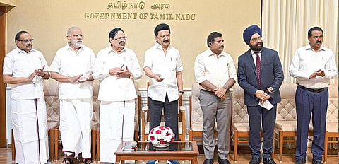 தமிழகத்தின் பல்வேறு பகுதிகளிலும் ஊரக வளர்ச்சி துறை சார்பில் கட்டப்பட்ட 400 வகுப்பறை கட்டிடங்கள், 9 ஊராட்சி ஒன்றிய அலுவலகங்களை தலைமைச் செயலகத்தில் முதல்வர் ஸ்டாலின் நேற்று காணொலி மூலம் திறந்து வைத்தார். உடன் அமைச்சர்கள் துரைமுருகன், இ.பெரியசாமி, ரகுபதி, தலைமைச் செயலர் முருகானந்தம், துறை செயலர் ககன்தீப் சிங் பேடி, இயக்குநர் பொன்னையா.