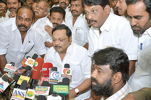 அழகிரியுடன் மன்னன் உள்ளிட்ட அவரது ஆதரவாளர்கள். (கோப்பு படம்)