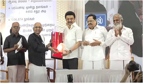தமிழக முதல்வர் மு.க.ஸ்டாலினுக்கு பெரியாரின் கைத்தடி நினைவுப்பரிசாக வழங்கப்பட்டது.