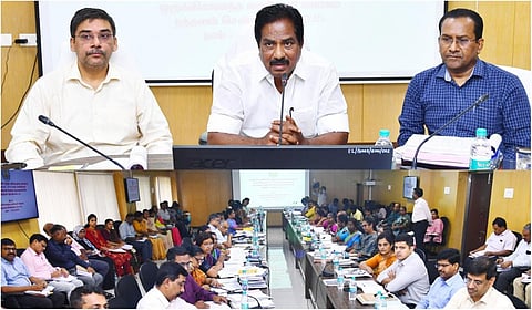 அமைச்சர் மூர்த்தி தலைமையில் 2024-ம் ஆண்டு நவம்பர் மாதத்துக்கான அனைத்து இணை ஆணையர்களின் பணித்திறன் குறித்த ஆய்வுக்கூட்டம் நடைபெற்றது.