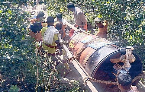 திருவண்ணாமலை உச்சியில் இருந்து அண்ணாமலையார் கோயிலுக்கு நேற்று காலை கொண்டு வரப்பட்ட மகா தீப கொப்பரை.