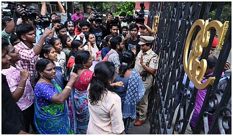 அண்ணா பல்கலை. முன்பு இந்திய மாணவர் சங்கம், அனைத்திந்திய ஜனநாயக மாதர் சங்கத்தினர் ஆர்ப்பாட்டம்