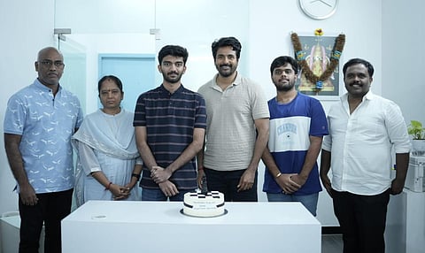 உலக செஸ் சாம்பியன் குகேஷை நேரில் அழைத்து பாராட்டிய சிவகார்த்திகேயன்!