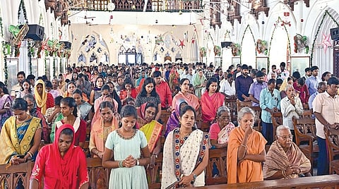 கிறிஸ்துமஸ் பண்டிகையை முன்னிட்டு, சென்னை சாந்தோம் தேவாலயத்தில் நேற்று நடைபெற்ற சிறப்பு பிரார்த்தனையில் பங்கேற்ற கிறிஸ்தவர்கள்.
| படம்: எஸ்.சத்தியசீலன் |