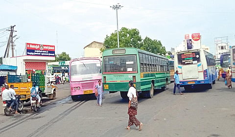 காஞ்சிபுரத்தின் மையப் பகுதியில் இடநெருக்கடியான நிலையில் இயங்கிவரும் பேருந்து நிலையம்.