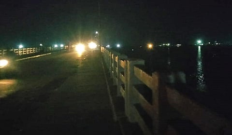இருளில் மூழ்கும் பழவேற்காடு பாலம் - 15+ மீனவ கிராம மக்கள் அவதி